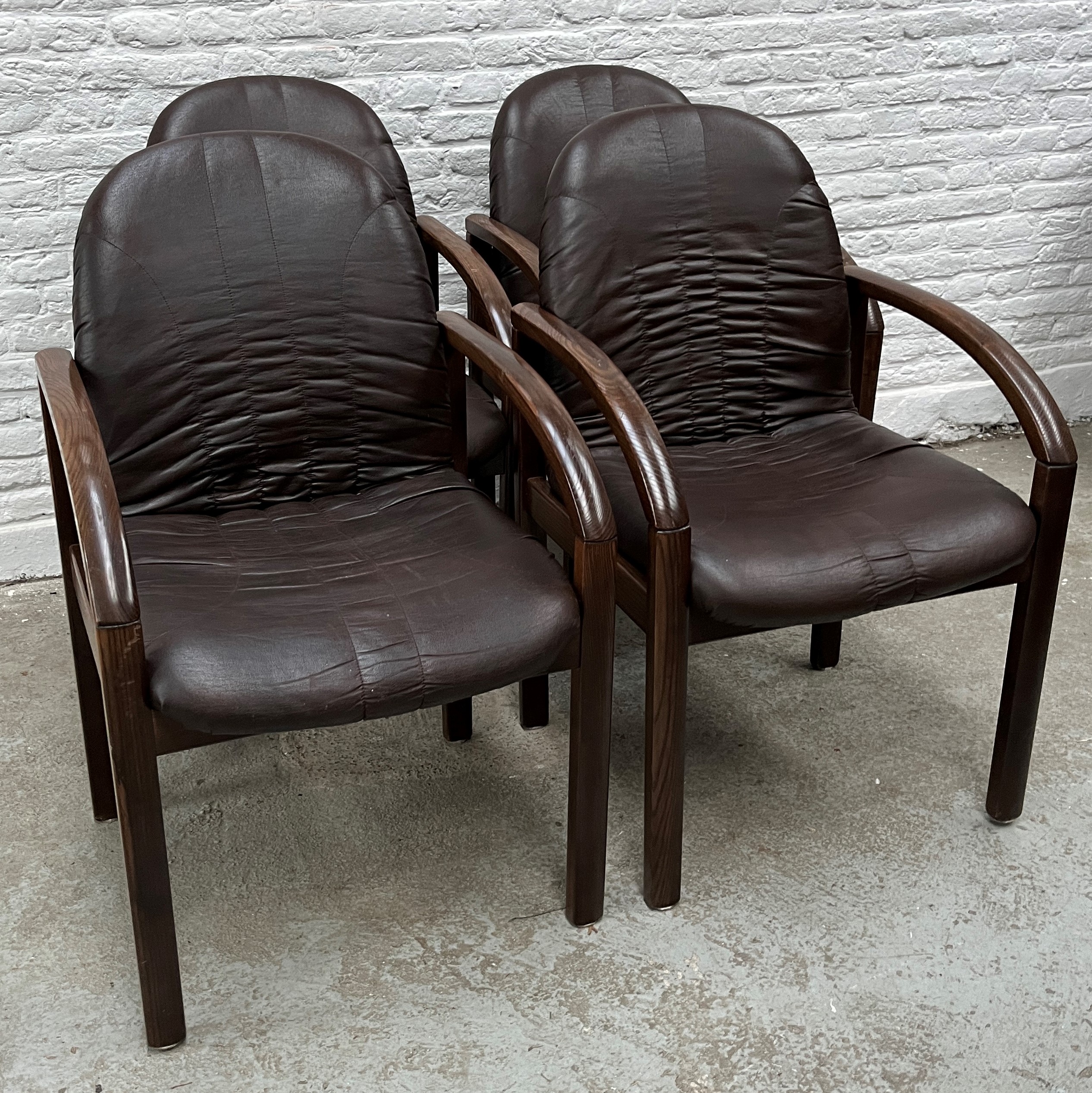 academisch Martelaar Karakteriseren Set (4) bruine lederen stoelen | jaren '70 – DroogVintage