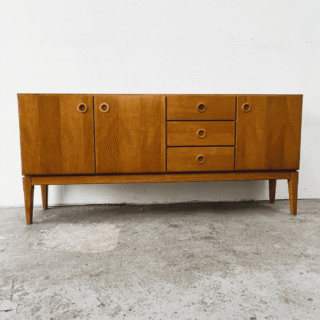 Dressoir op pootjes, hout – ronde greepjes | jaren ‘60