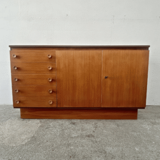 Dressoir hout, ronde knoppen | jaren ‘60
