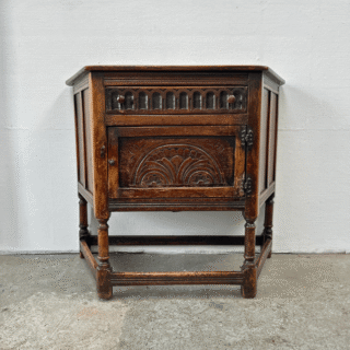 Kastje, eikenhout – houtsnijwerk | antiek