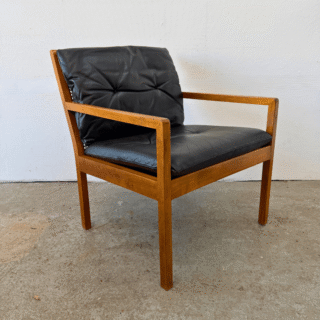 Fauteuil hout, webbing – zwart leer | jaren ‘60