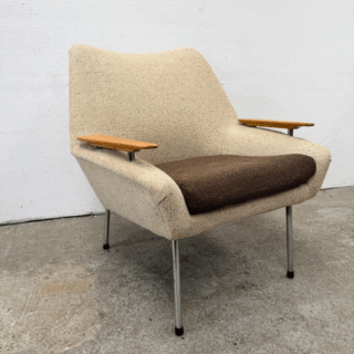 Fauteuil – beige, houten armleuningen | jaren ‘50