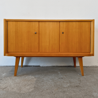 Dressoir op pootjes – licht hout | jaren ‘60