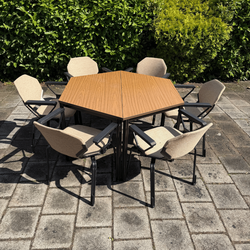 Set van 6 stoelen en 2 tafels, octogonaal – Fröscher | jaren ‘80