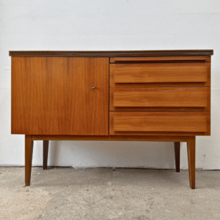 Dressoir met verborgen dienblad | jaren ‘60