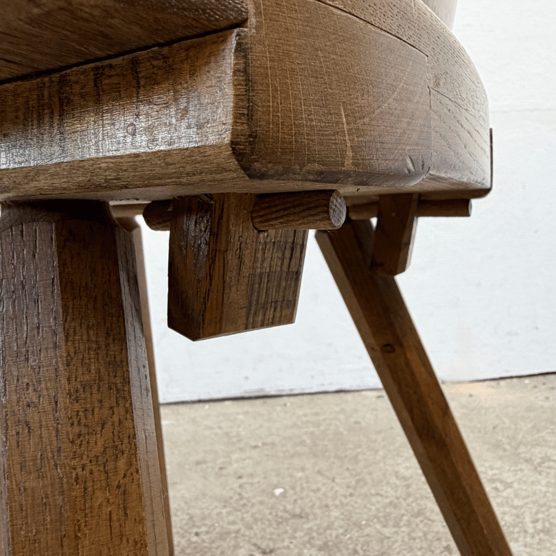 Vintage brutalistische stoel in massief hout met opvallende rugleuning. - Afbeelding 3