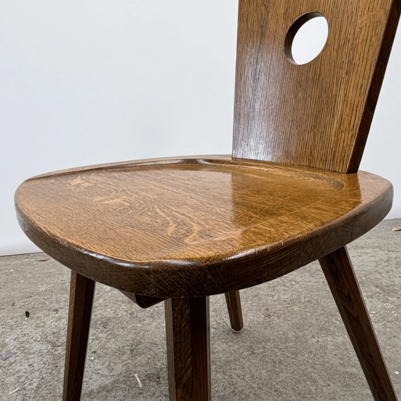 Vintage brutalistische stoel in massief hout met opvallende rugleuning. - Afbeelding 4