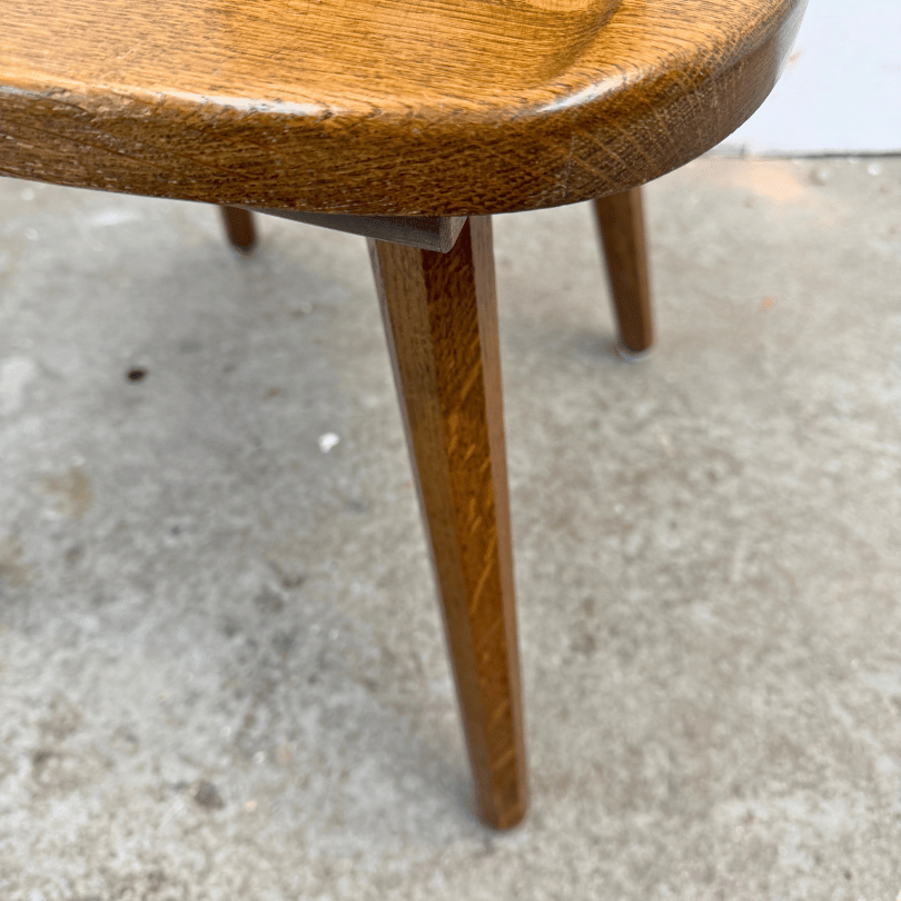 Vintage brutalistische stoel in massief hout met opvallende rugleuning. - Afbeelding 5