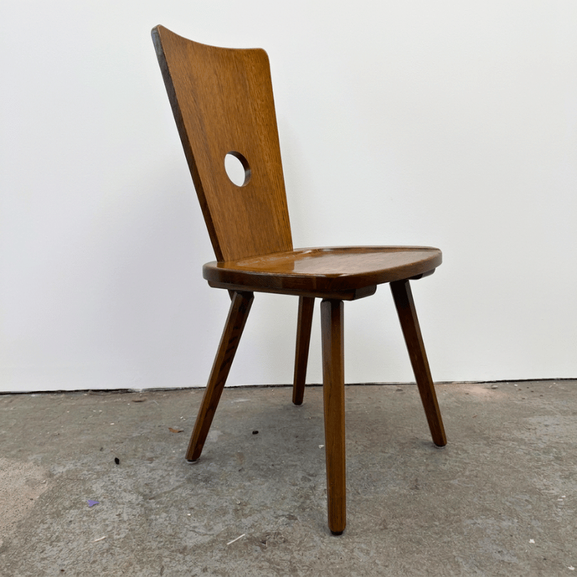 Vintage brutalistische stoel in massief hout met opvallende rugleuning.